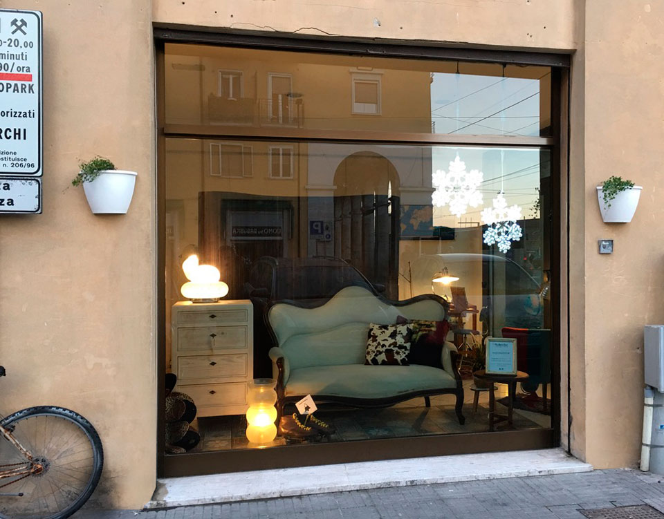 Via Marconi 47 Ancona Bobeche vintage store