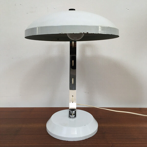 lampada da scrivania con filo passante