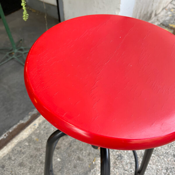 sgabello industriale rosso vintage