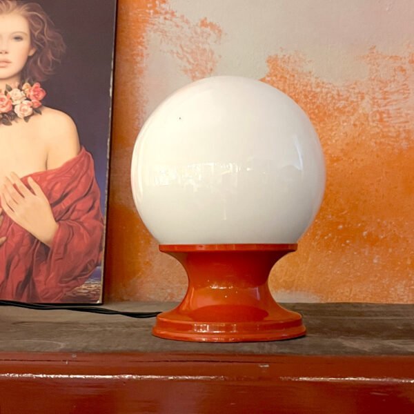 Lampada piccola da comodino con base arancione