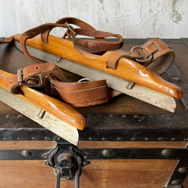 Pattini da ghiaccio vintage in legno