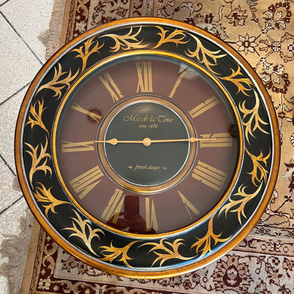 tavolino con orologio vintage
